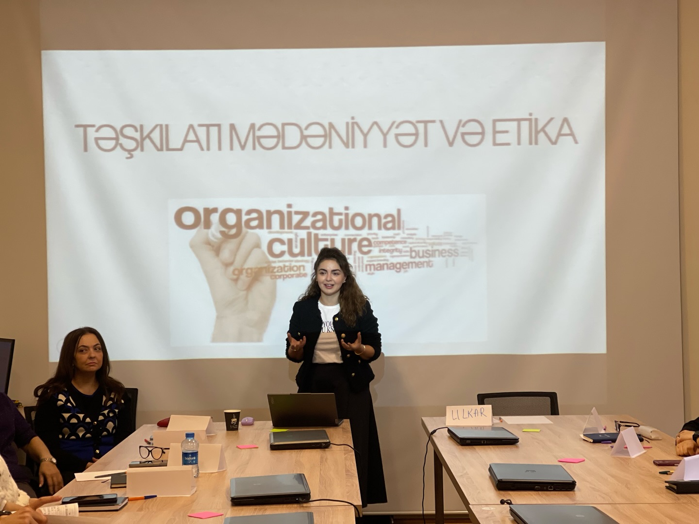 İnzibati heyət üçün “Təşkilati mədəniyyət və etika” təliminin növbəti sessiyası keçirilib